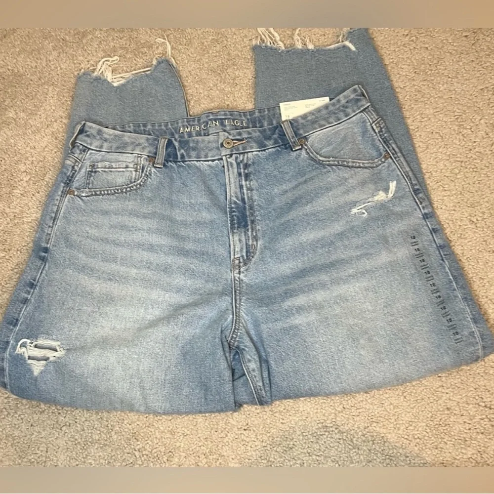 NWT American Eagle - Strigid Curvy Ripped Mom Jean - Size 18 Short - Picture 11 of 11